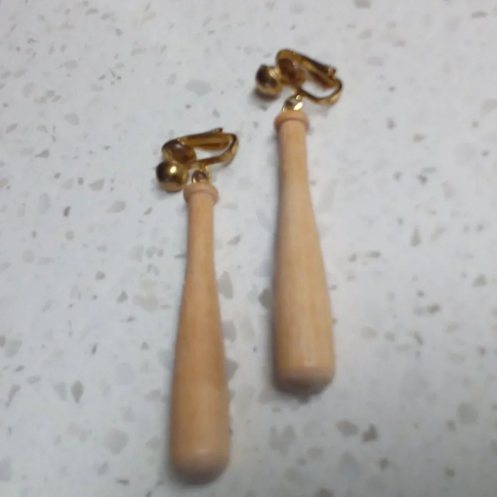 RARE EUC VINTAGE BRAVES BAT EARRING